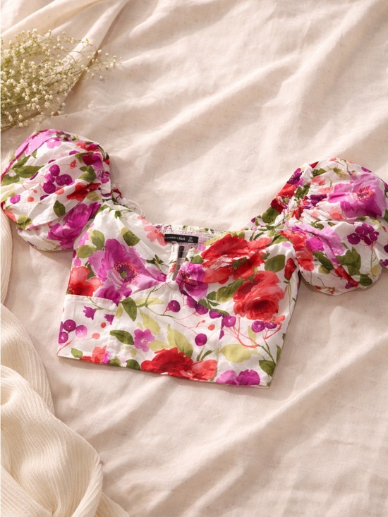 Abercrombie & Fitch Tops - Floral Puff-Sleeve Crop Top - Pink & Red